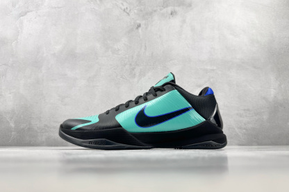 kobe 5 系列（尺寸建議偏大0.5號拿）