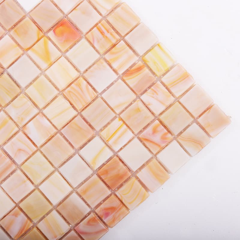 オレンジイエローガラスモザイクタイルの斜め拡大画像