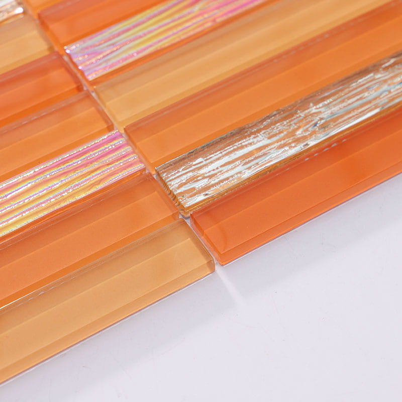 オレンジ色ガラスモザイクタイルの厚みを示す特写