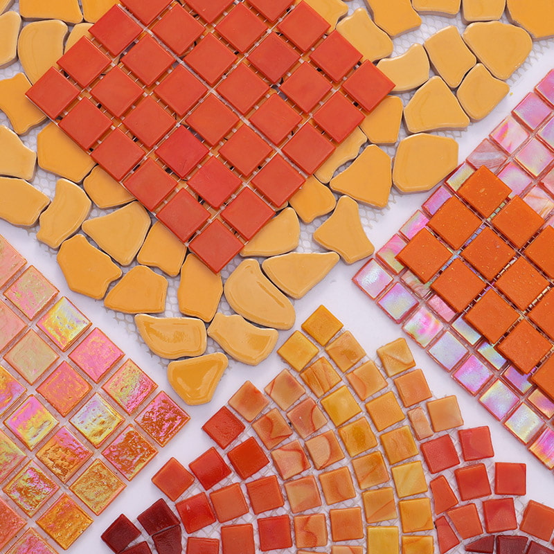 複数のオレンジ系モザイクタイルの色と形状バリエーションのディスプレイ
