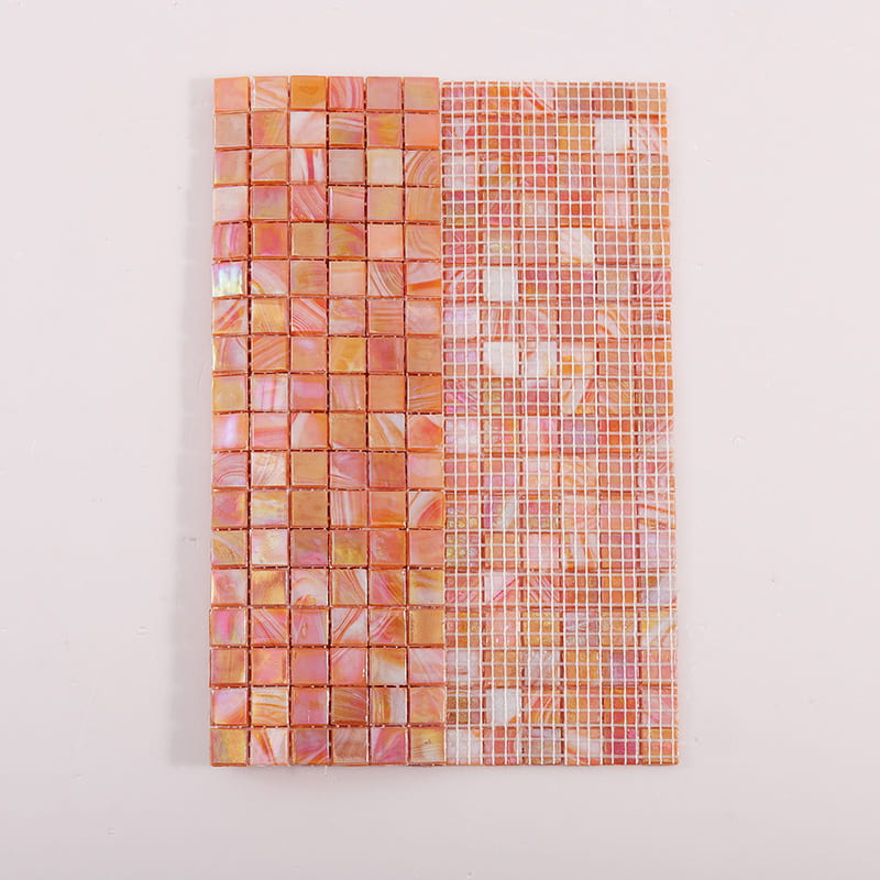 オレンジ虹彩ガラスモザイクタイルの表面と裏面比較