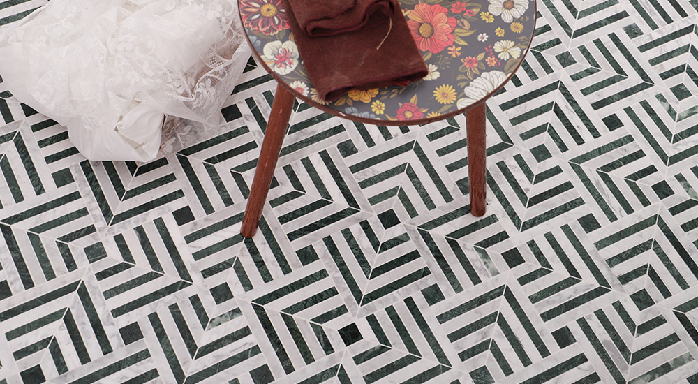 {"default":"キッチンフロアタイル：緑と白の大理石を使用した幾何学模様のモザイクタイル。レトロで高級感のあるデザイン。"}
