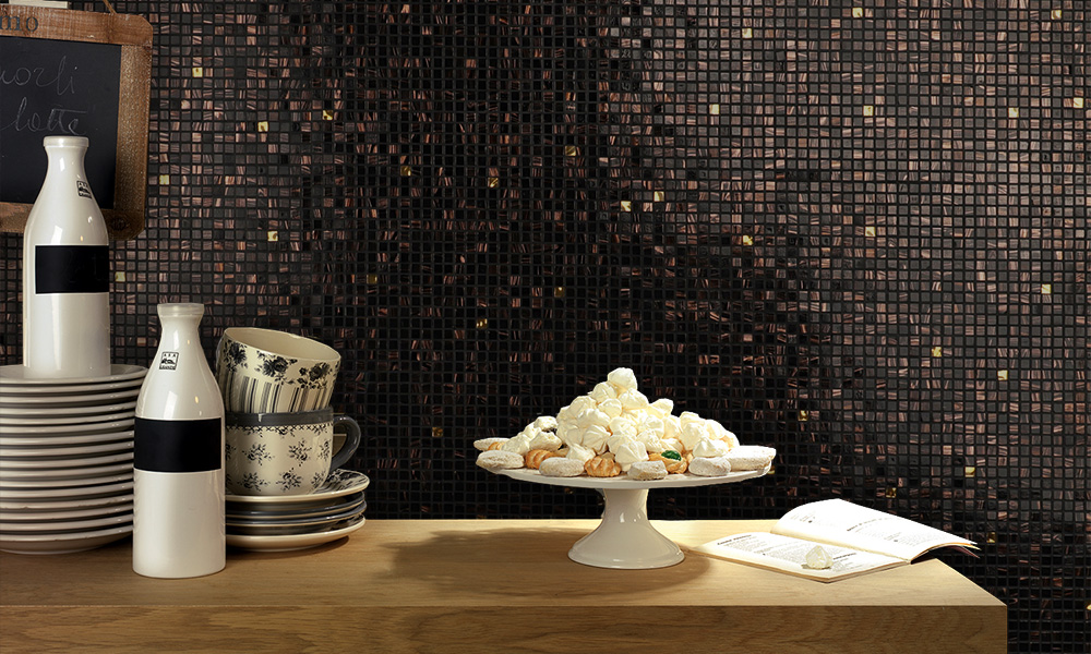 {"default":"モダンな黒のキッチンモザイクタイル。木目調カウンターと白い陶器が映える、高級感のあるおしゃれなキッチン壁面装飾。"}
