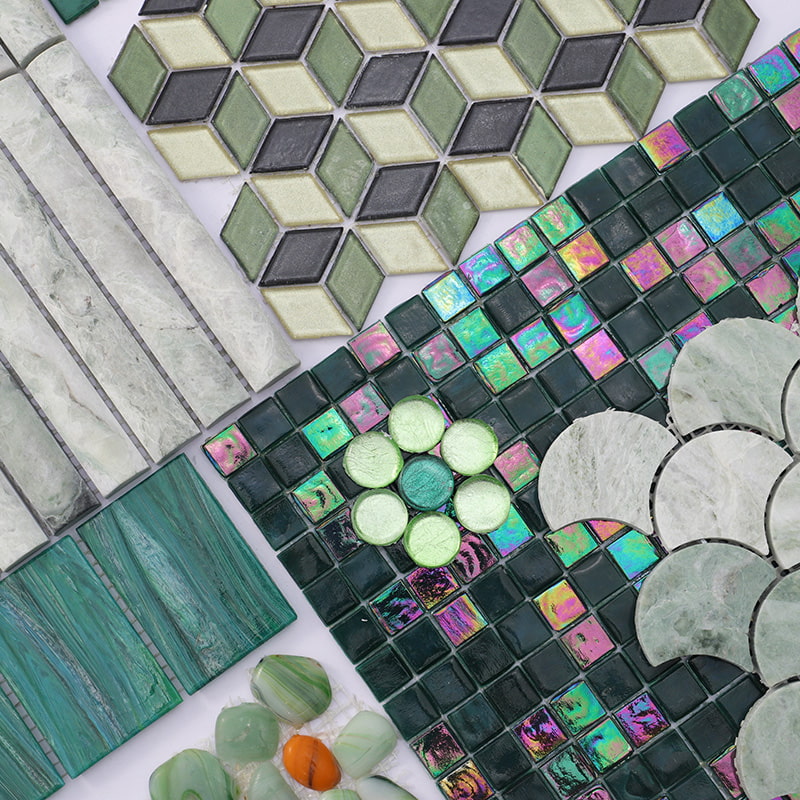 複数の緑系モザイクタイル、花柄と立体幾何模様を含むデザイン