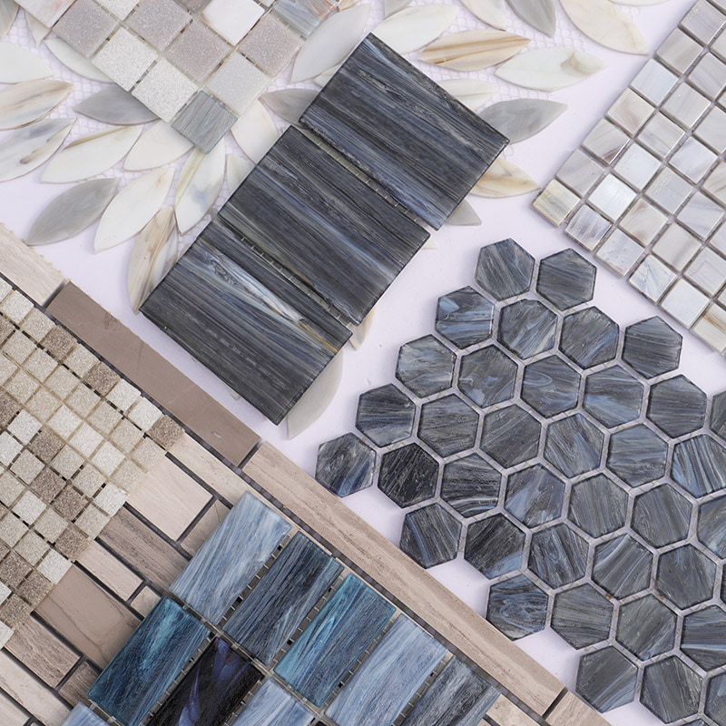 複数のグレー系モザイクタイルの平置き展示写真