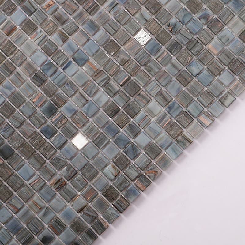 光の角度で輝くグレーモザイクの斜めアップ