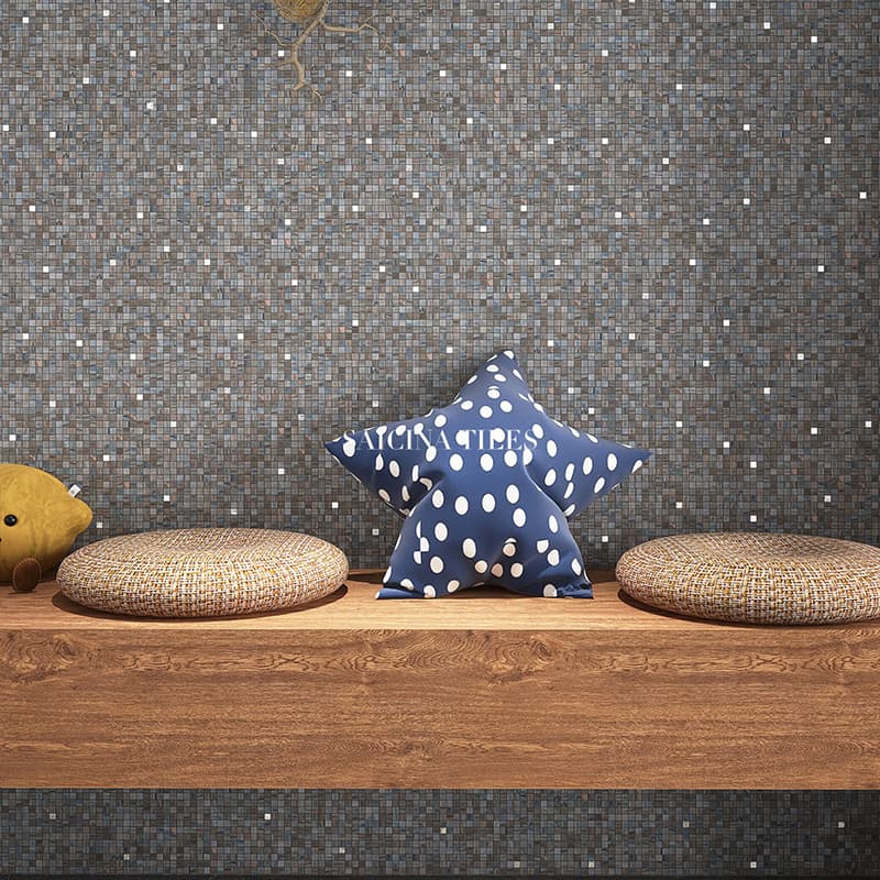 クッションと壁一面に貼られたグレーモザイク