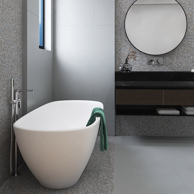 バスタブまわりに使用されたグレーガラスモザイク