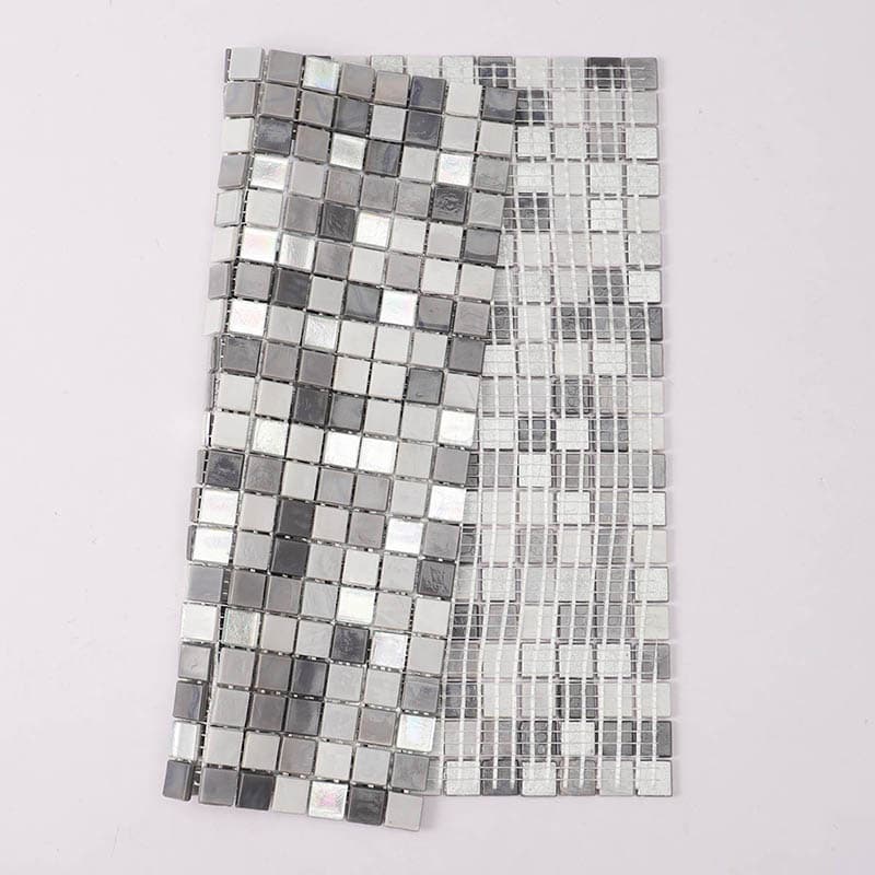 ガラスモザイクタイルの表面と裏面の比較