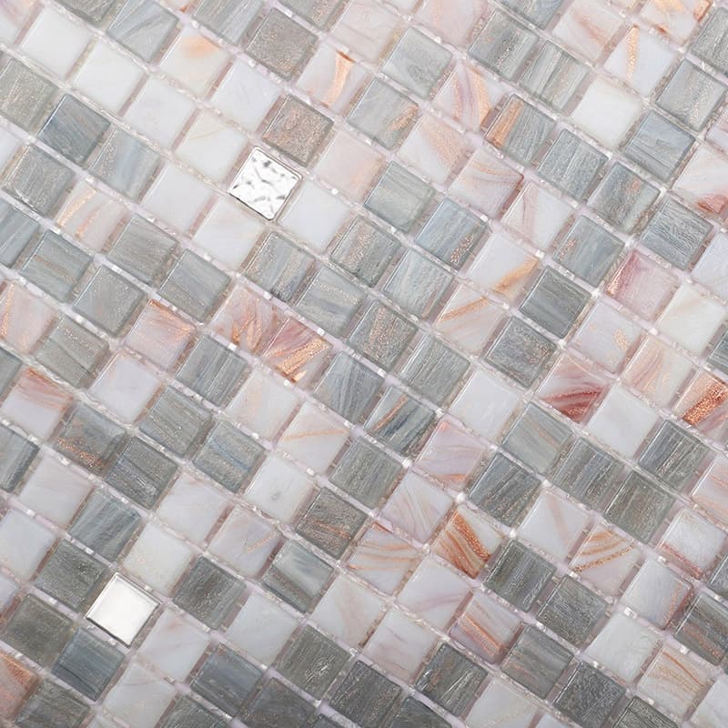 繊細な模様が特徴の小粒ガラスタイル