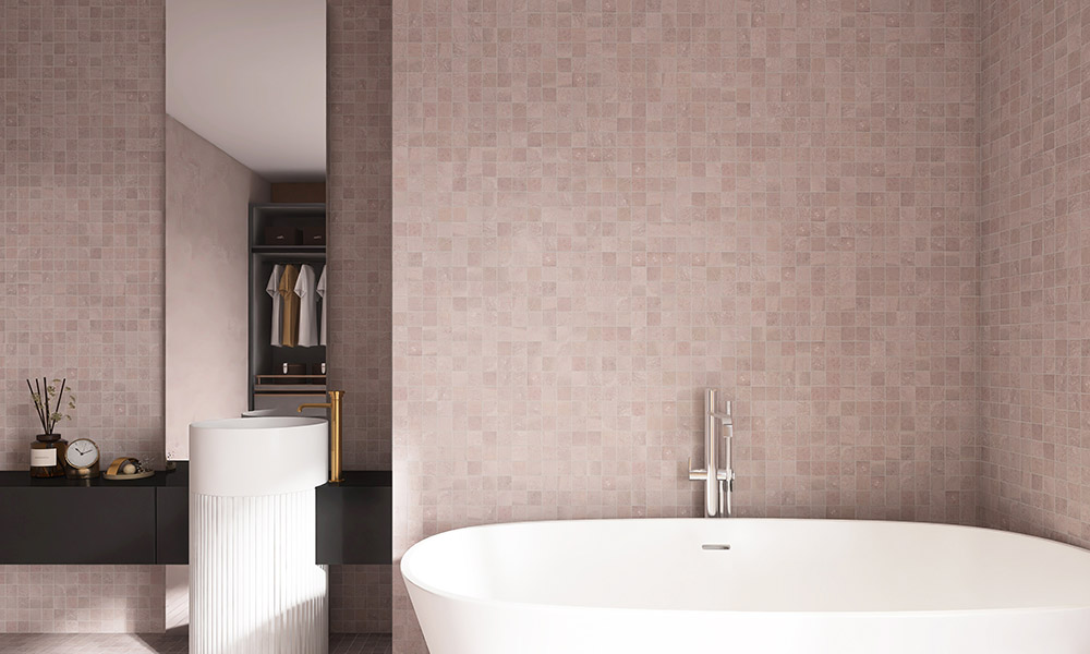 {"default":"グレー大理石の正方形モザイクタイルを使用した、モダンで高級感のある浴室壁面の施工例。"}
