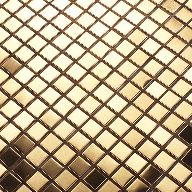 光沢が際立つ金色メタルタイルの斜め接写