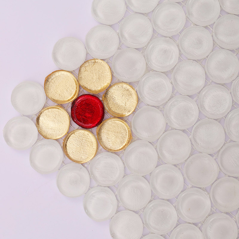 中央が赤い花芯、周囲が金箔張りの丸形ガラスタイルのディテールショット