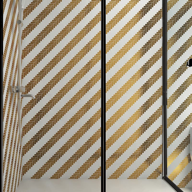 シャワーブース全体に貼られたゴールドモザイク
