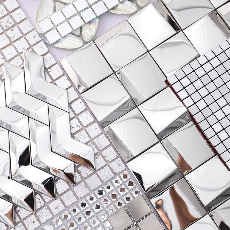 光沢感のあるシルバーモザイクタイルの多様な形状と質感の組み合わせ