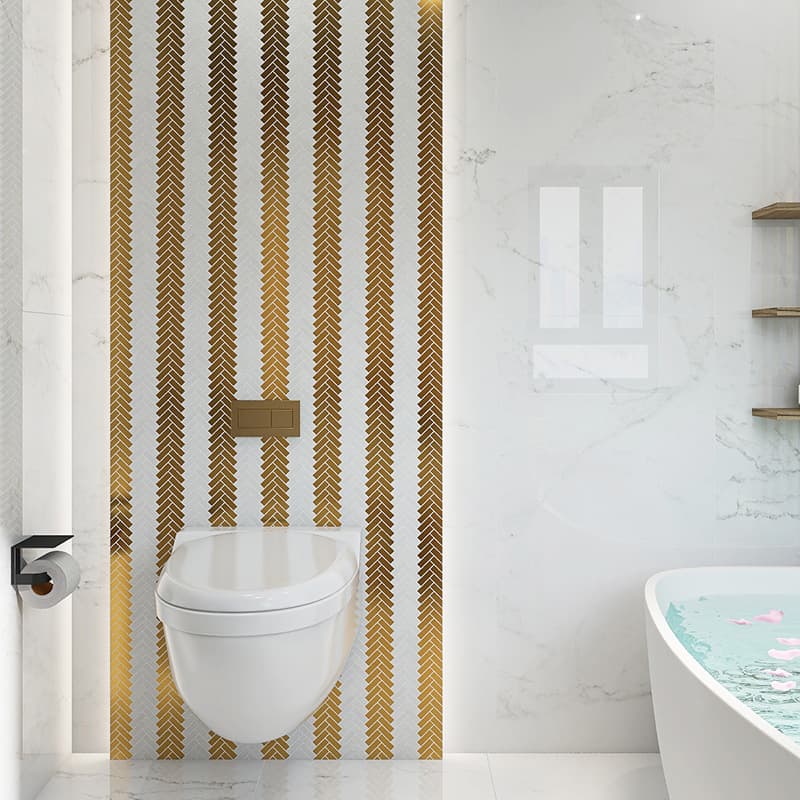 トイレの壁に配置されたゴールドラインモザイク