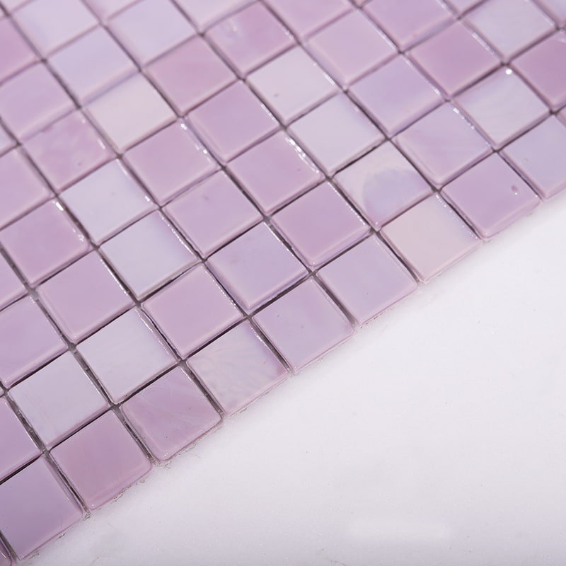 紫色ガラスモザイクの表面ディテール接写