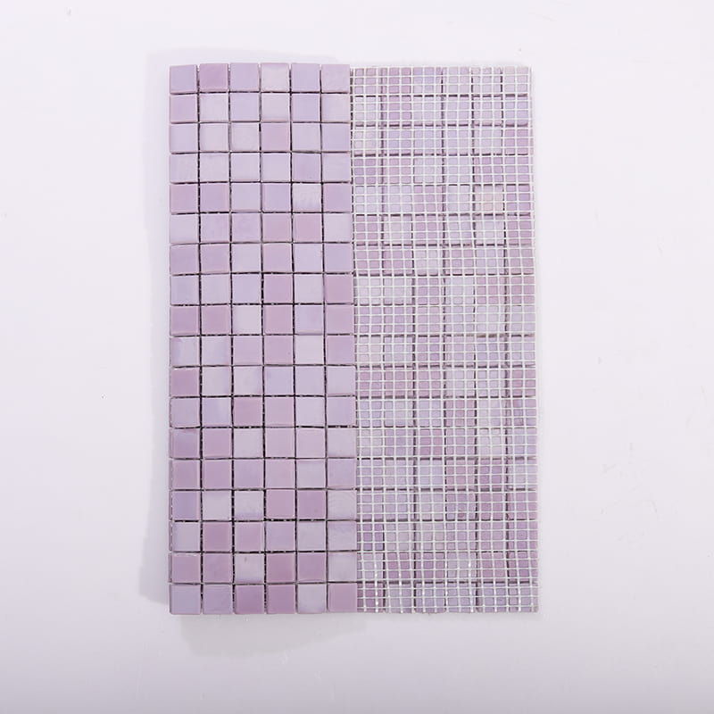 紫色モザイクタイルの表面と裏面の比較写真