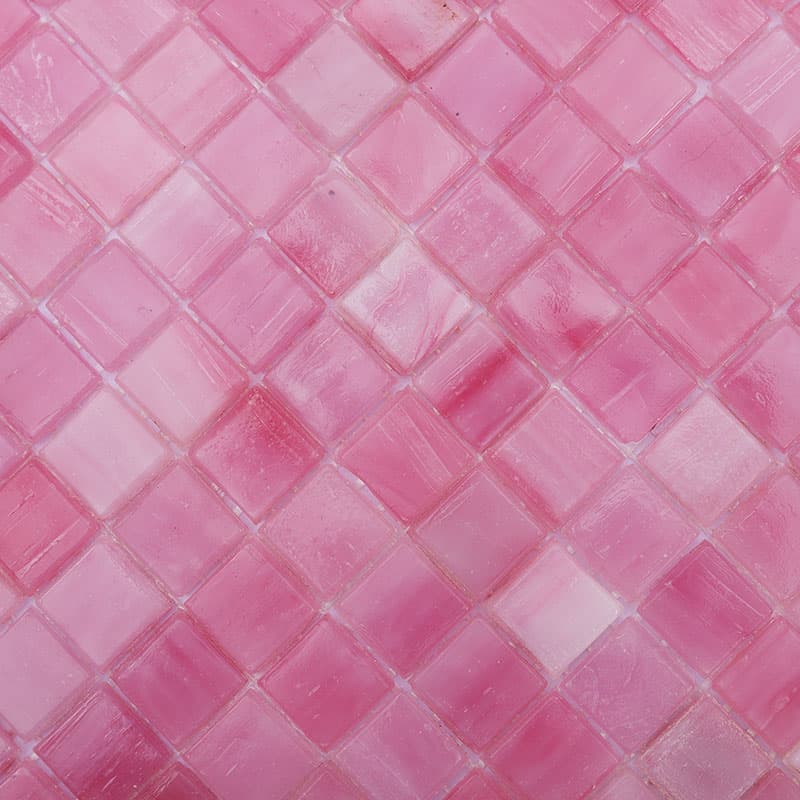 近距離で見たピンク色のガラスモザイクタイル