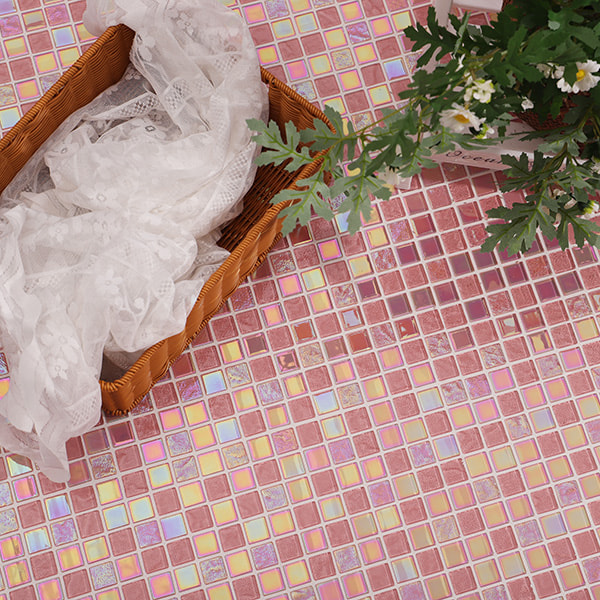 ピンク系の虹色クリスタルガラスモザイクタイルが敷かれた華やかな床面