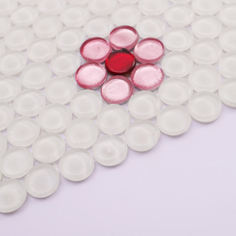 中央が赤、周囲が淡いピンクの花ビンディングをあしらった丸形ガラスタイルのクローズアップ