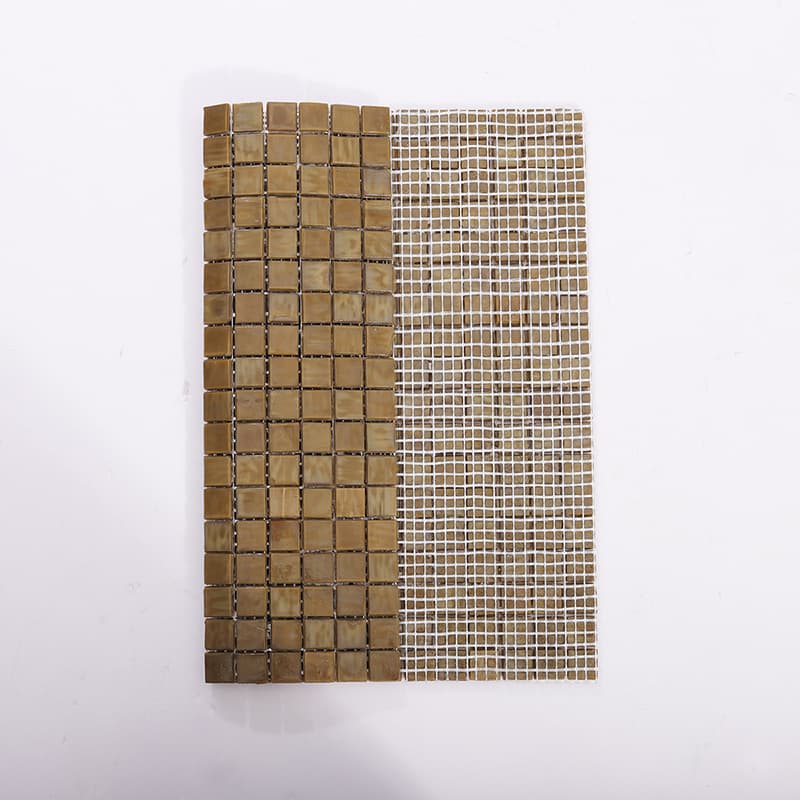 ブラウンガラスモザイクタイルの裏面メッシュシート構造