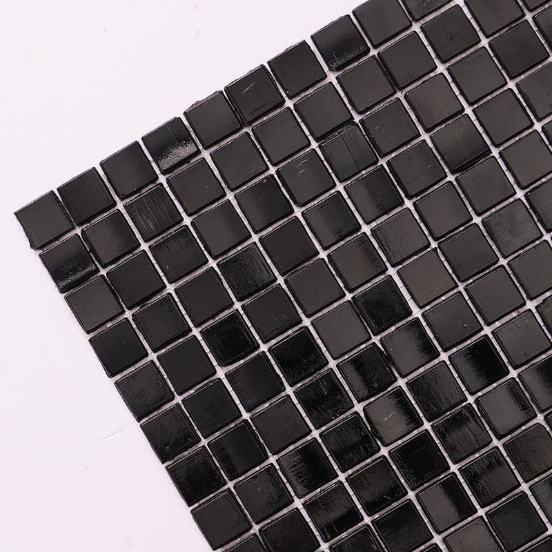 端部の黒色モザイクタイル拡大図