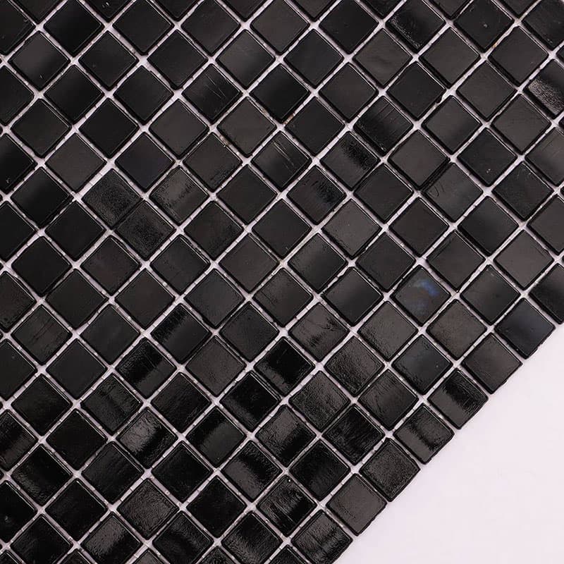 斜めから見た黒色ガラスモザイクタイル