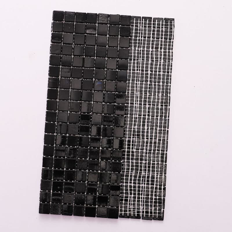 裏面ネット付きの黒色ガラスモザイクタイル