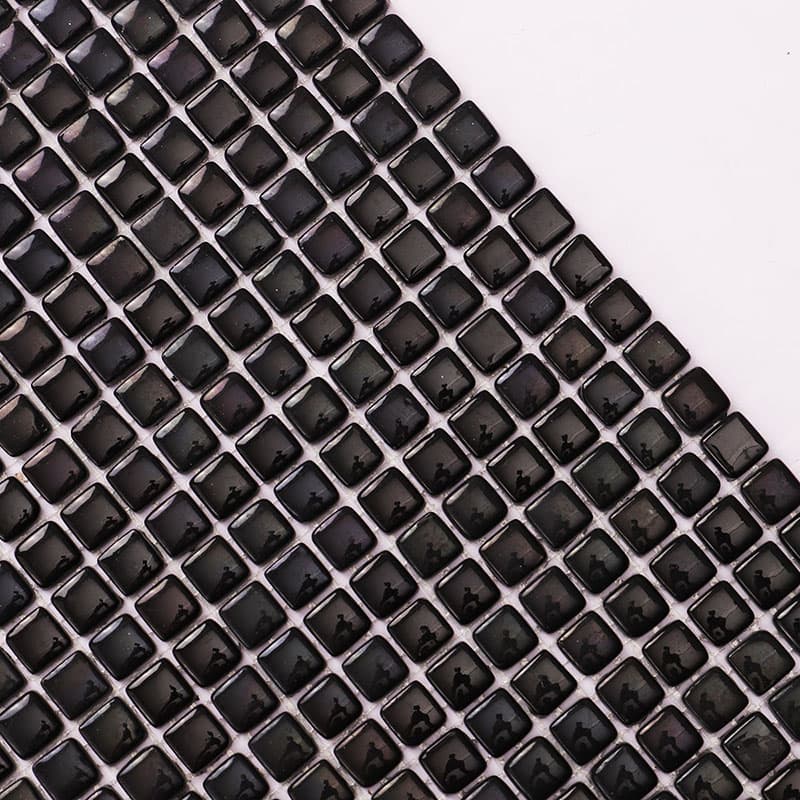 黒タイルを斜めに配置した構図