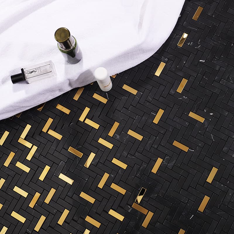 ゴールドが輝く黒人字モザイク床の一部