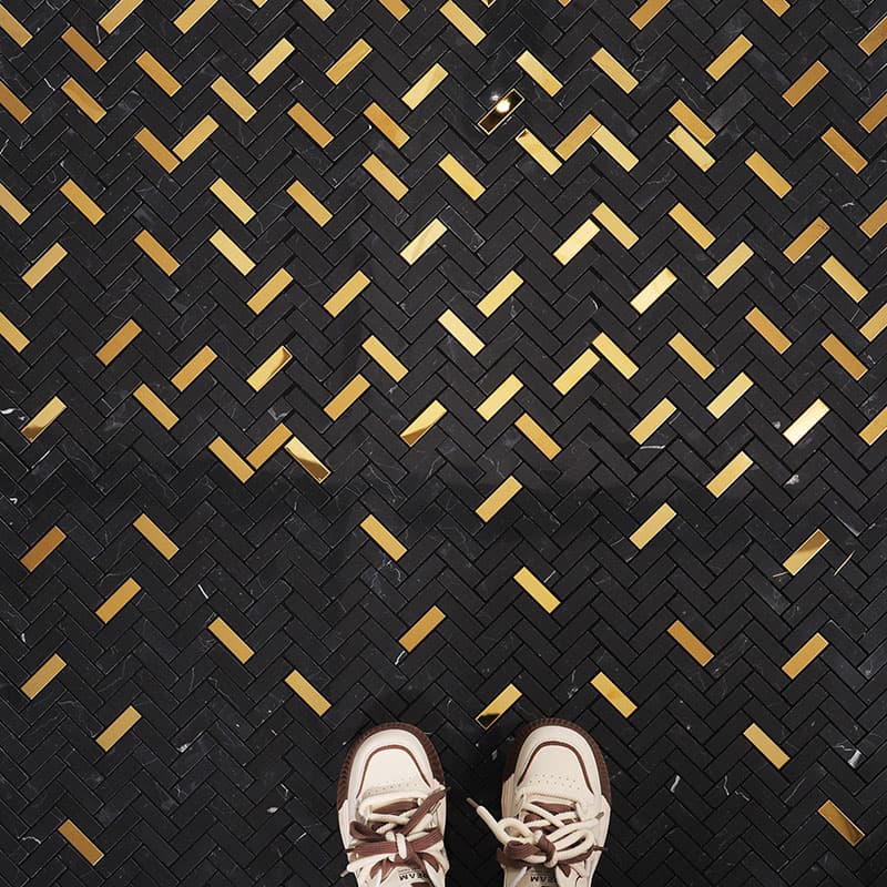 黒と金の人字モザイク床全体ビュー