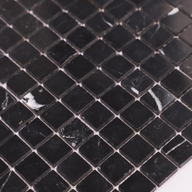 斜めから見た黒大理石モザイクの光沢と模様