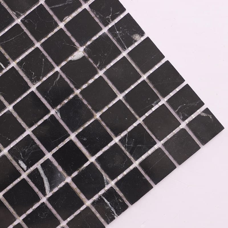 角から見た黒大理石モザイクの細部画像