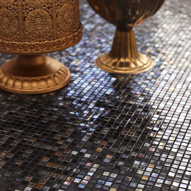 黒色虹色タイルと金属オブジェの組み合わせ