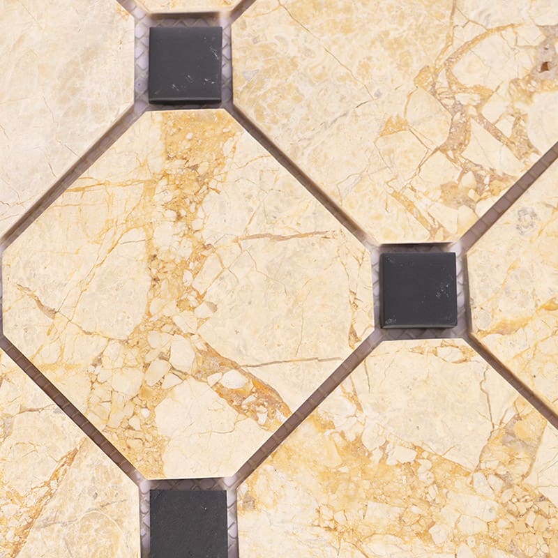 表面ディテールが見えるベージュオクタゴン黒スクエア大理石モザイク