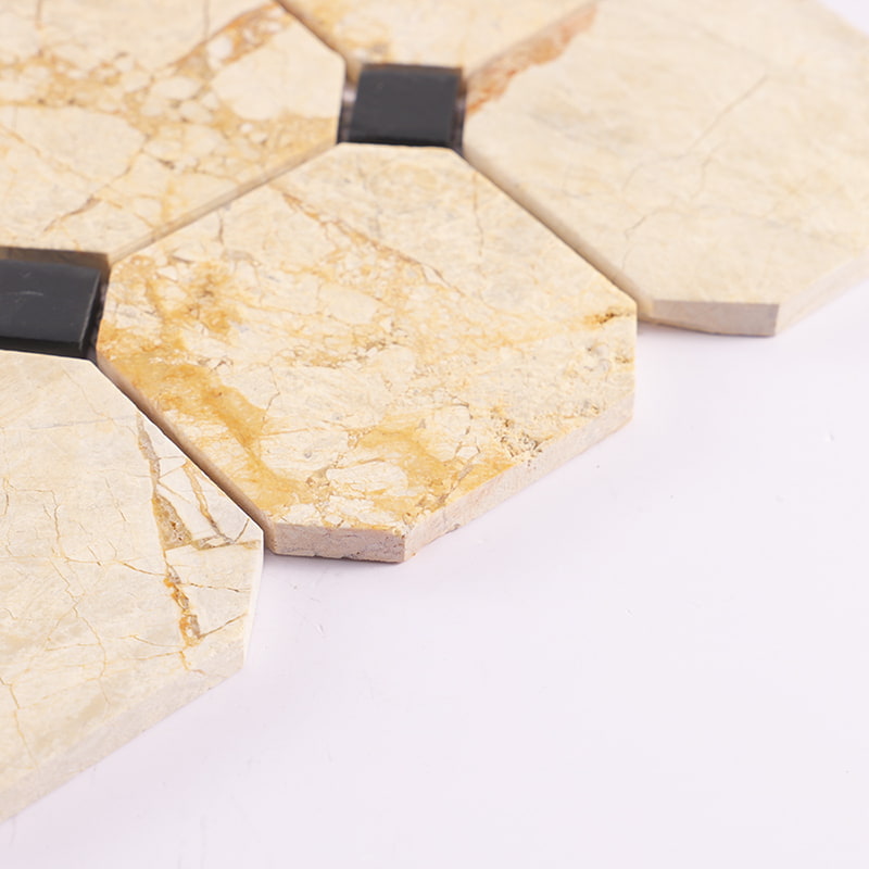 斜めから撮影したベージュオクタゴン黒スクエア大理石モザイク