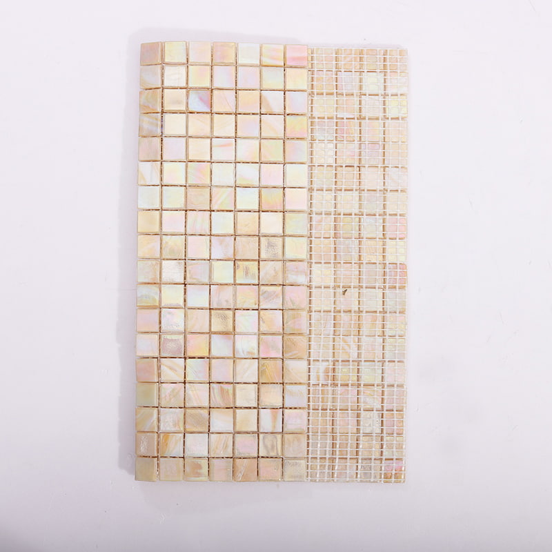 ベージュガラスモザイクタイルの裏面