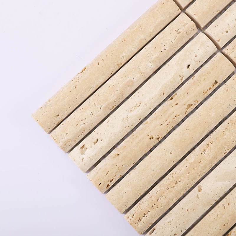 斜め角度から撮影したベージュトラバーチンモザイクタイル