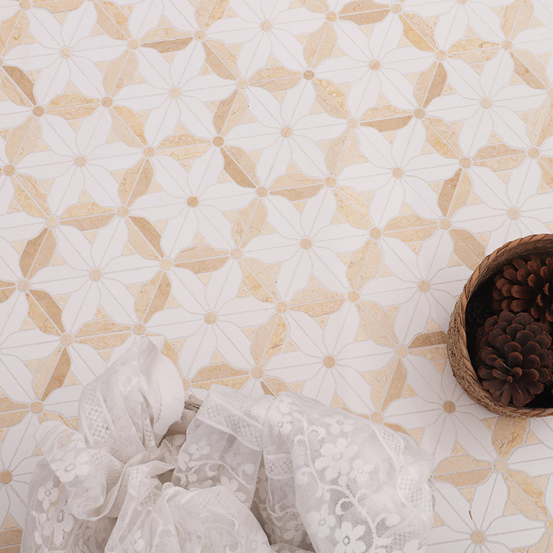 {"default":"白×ベージュの花形パターンのタイル面。左下に白いレースの布、右上に松ぼっくりが入った丸い器が見える"}
