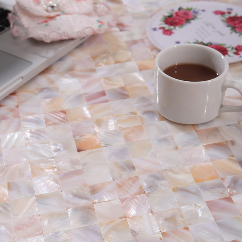 貝タイル上のコーヒーカップとPC小物