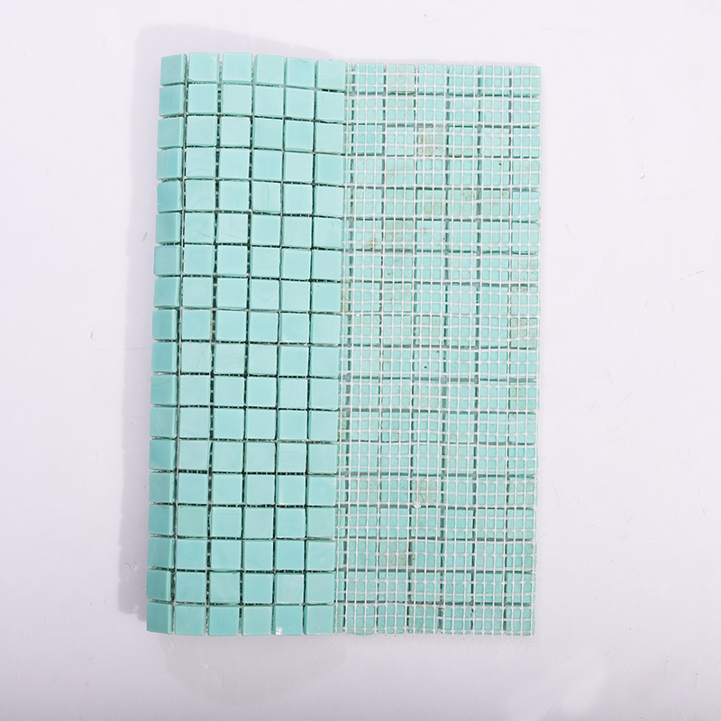 裏面のネットシートが見えるモザイクタイル