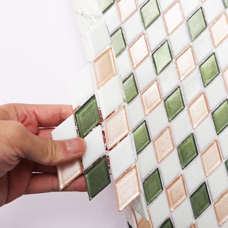 モザイクタイルを手で持ち曲げる様子