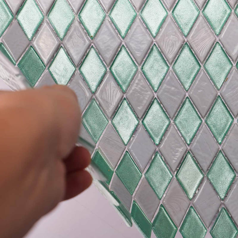 手に持ったグリーンとグレーのひし形タイル画像