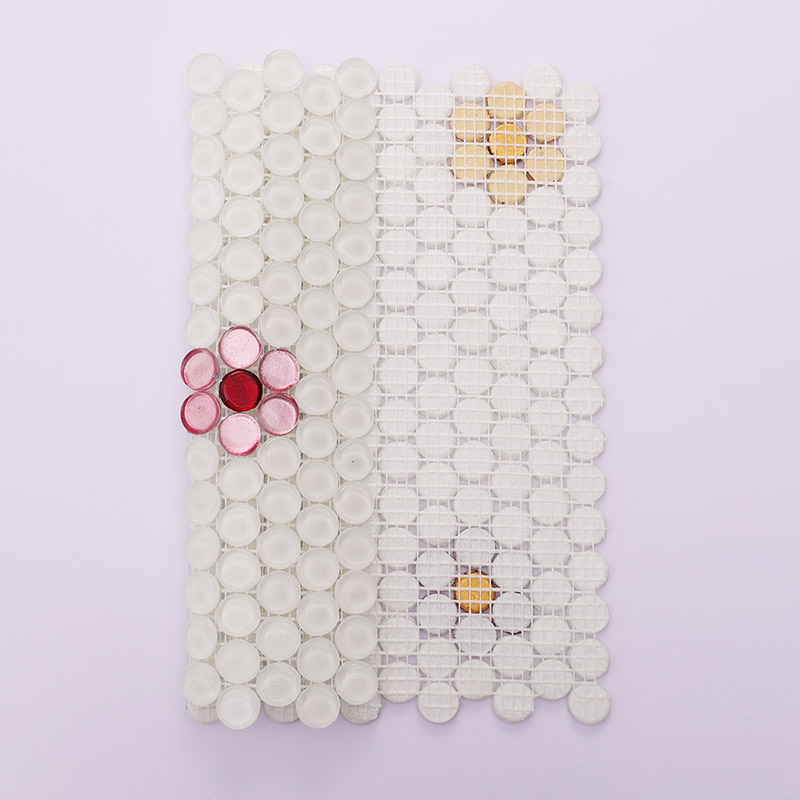 丸形ガラスモザイクタイルシートの裏面メッシュと巻き状態、花柄モチーフの裏側も確認可能