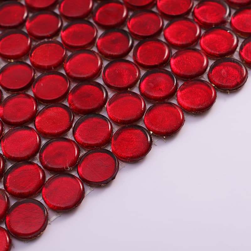 表面テクスチャが際立つ赤い丸形ガラスモザイクタイル、光沢と微妙な凹凸感