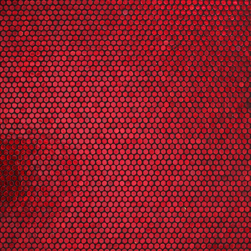 均一に並ぶ赤い円形ガラスモザイクタイルを俯瞰で捉えたパターン写真