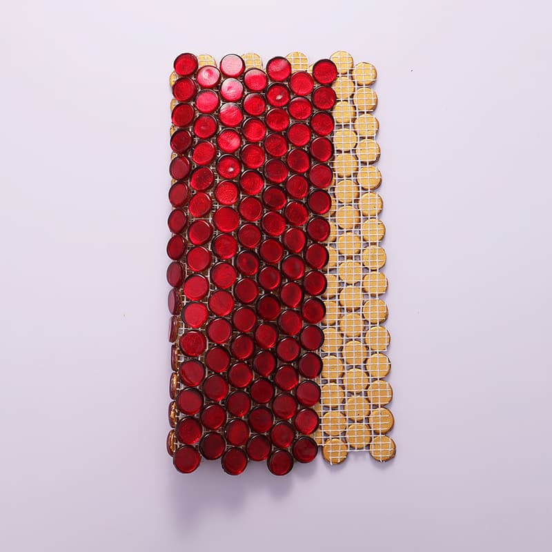 タイルシートの表面と裏面を並べた比較ビュー、表は赤い円形ガラス、裏はメッシュバック