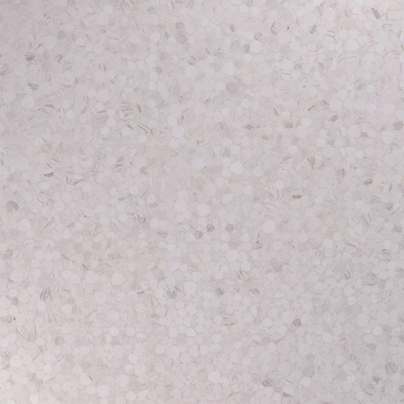 白い大理石ペブルモザイクタイルのクローズアップ