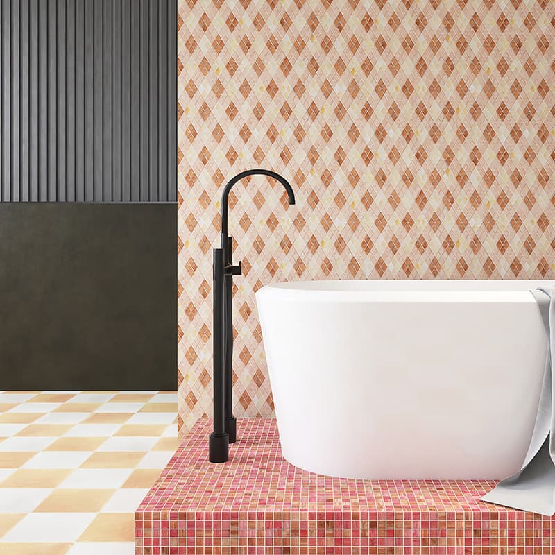 バスタブ横のダイヤ型モザイクタイル壁